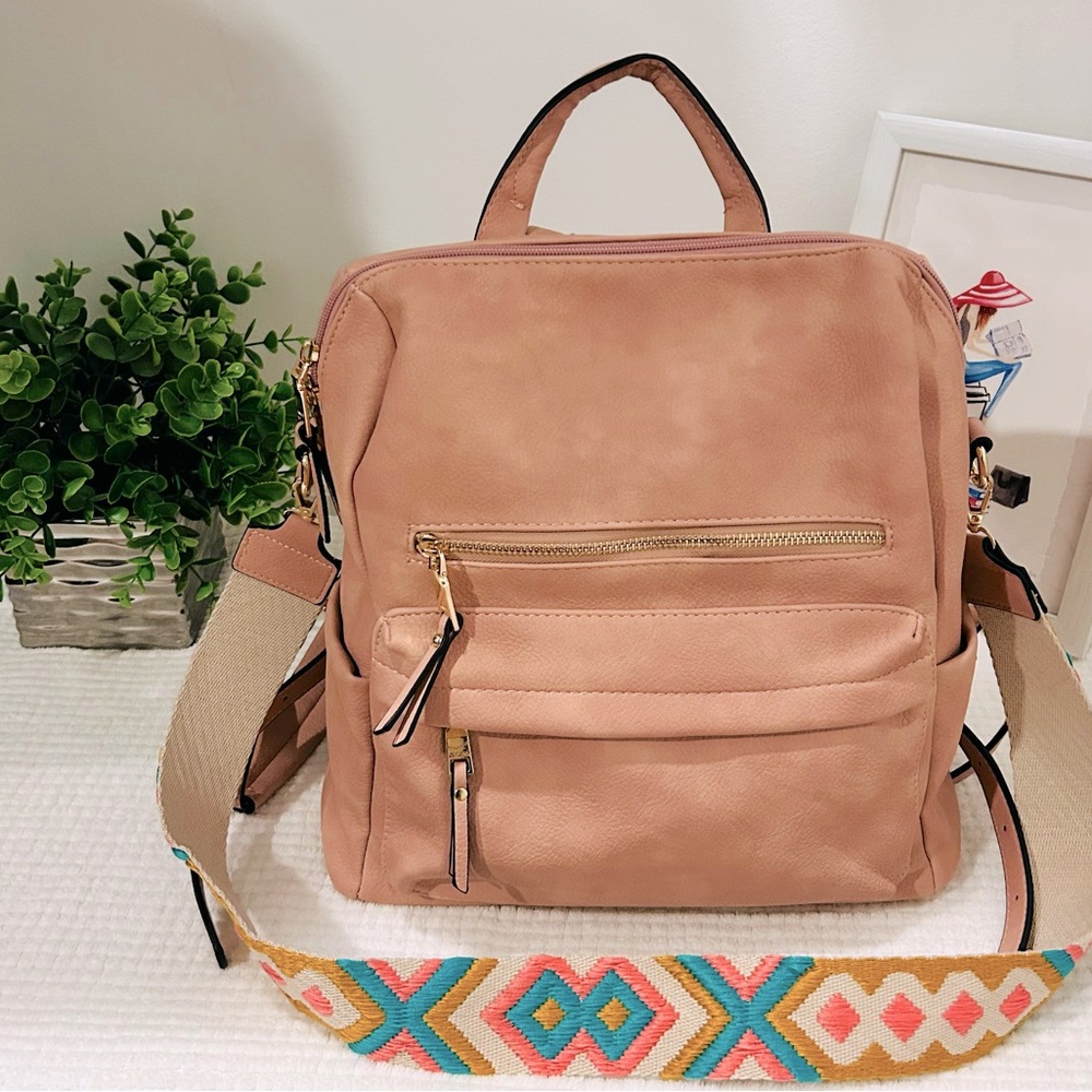 Mochila color palo de rosa con cinta de colores en la marca jen &co